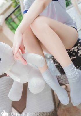 亲嘴舌头伸进去摸她的胸