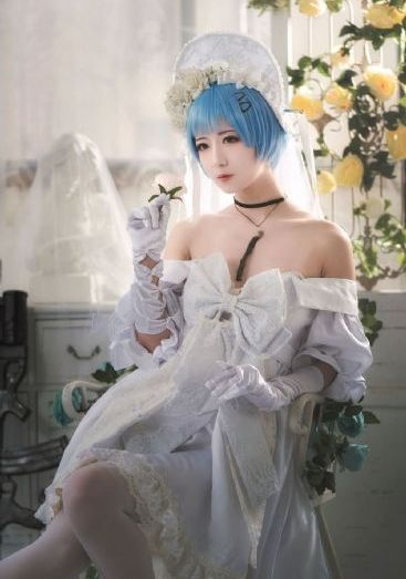 年轻的小姨子观看