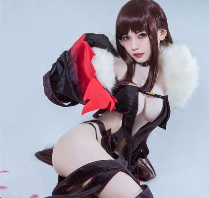 丰满的秘书年轻胸大的秘书